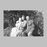 011-0052  Hurra der erste Junge ist schon da. Das Ehepaar von Frantzius mit dem Sohn Wolf-Dietrich 1935.jpg